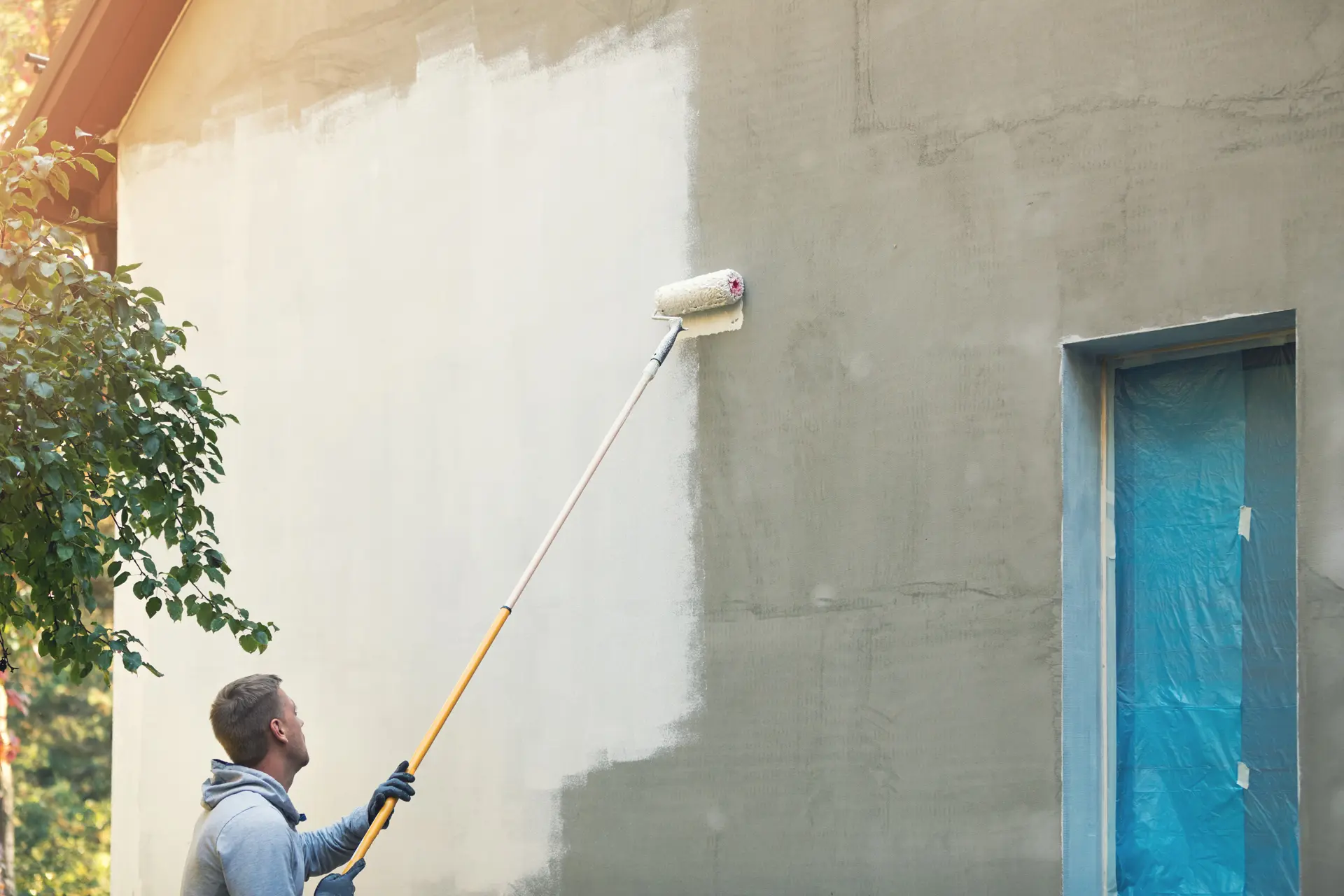 Pintor trabajando en una fachada en Barcelona